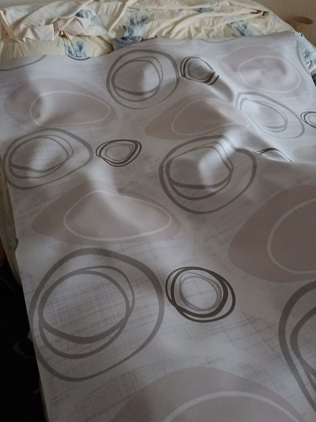 Promo Linge Bulgomme protège table gris 140x180 cm